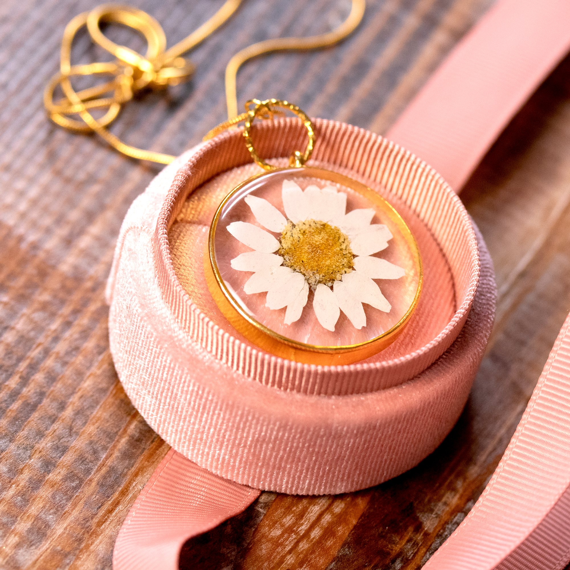 White Natural Daisy Round Pendant - Calico Unicorn