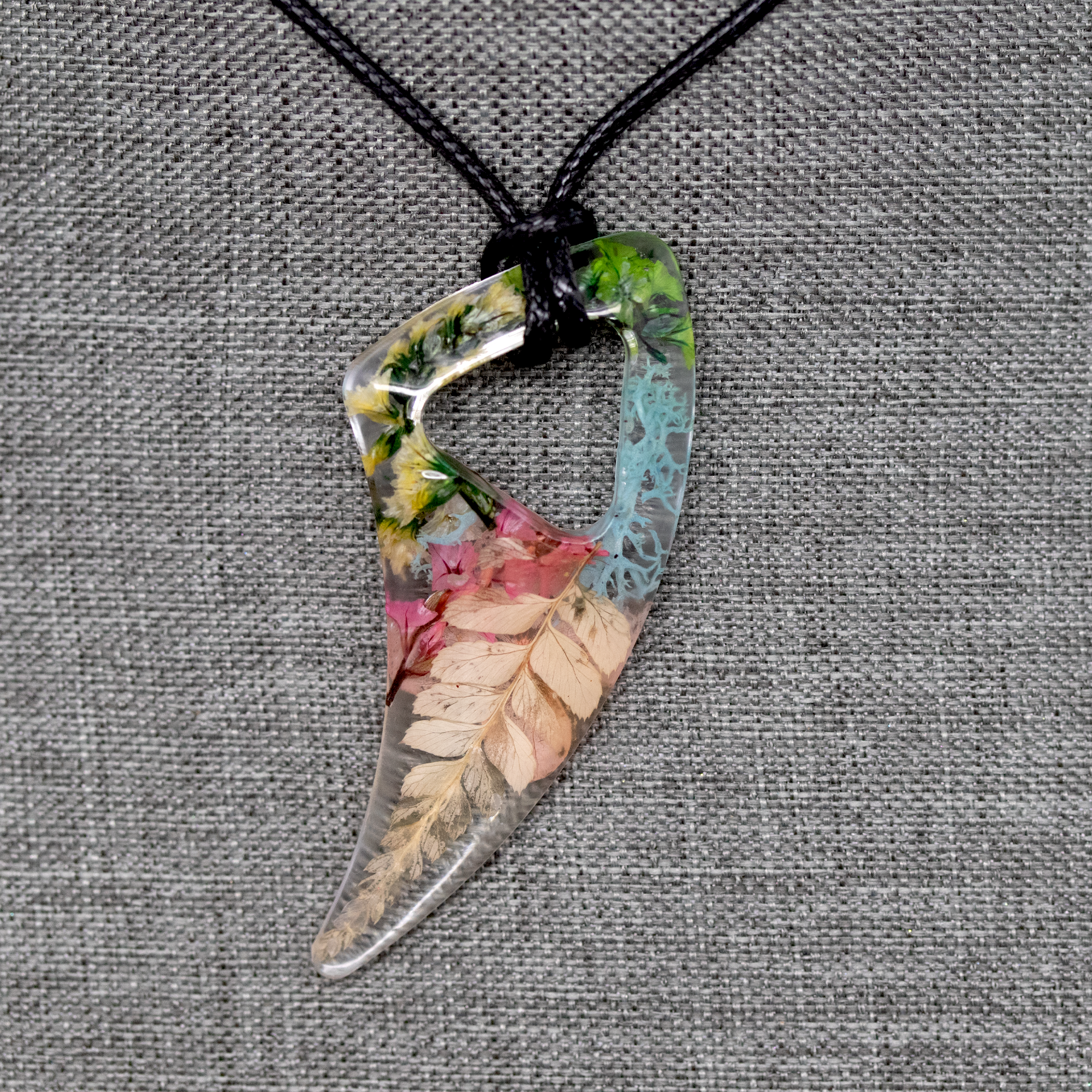 Tribal Wolf/Shark Tooth-Shaped Fairy-Core Dried Flowers Pendant image 2